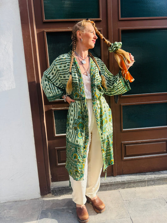 Kardash Kimono Medium – Up-cycled Vintage Sari Kimono