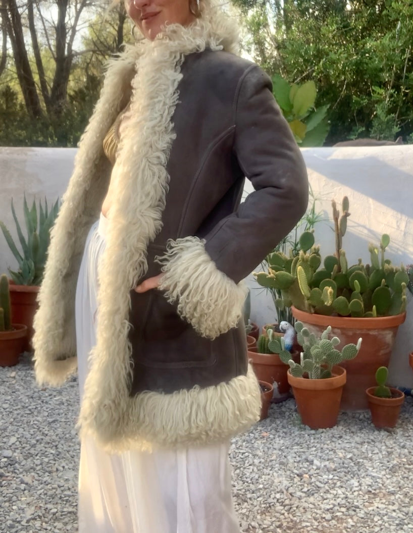 Vintage Classic 1970’s reversible Afghan sheepskin jacket has some small signos of ages but over all in very good condition.