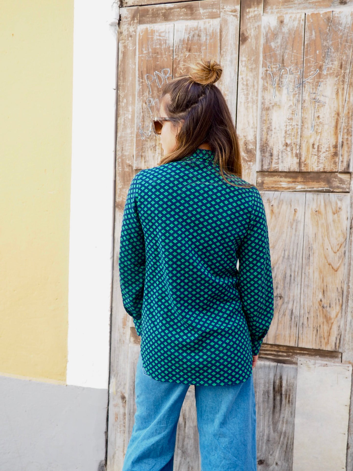 Original vintage 70’s cool printed knitted shirt with large collar in blue and green simple geometric design