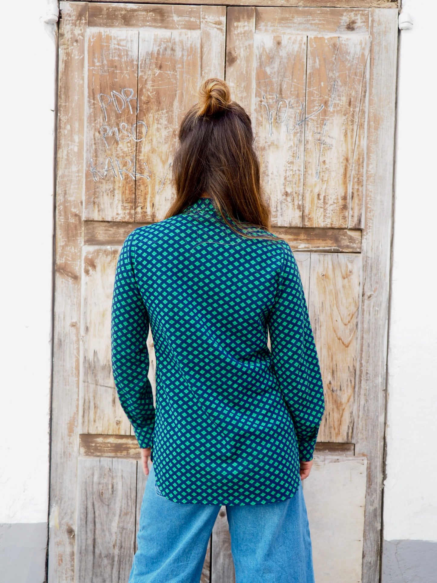 Original vintage 70’s cool printed knitted shirt with large collar in blue and green simple geometric design