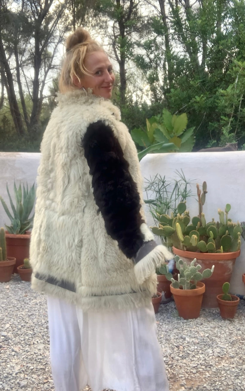Vintage Classic 1970’s reversible Afghan sheepskin jacket has some small signos of ages but over all in very good condition.