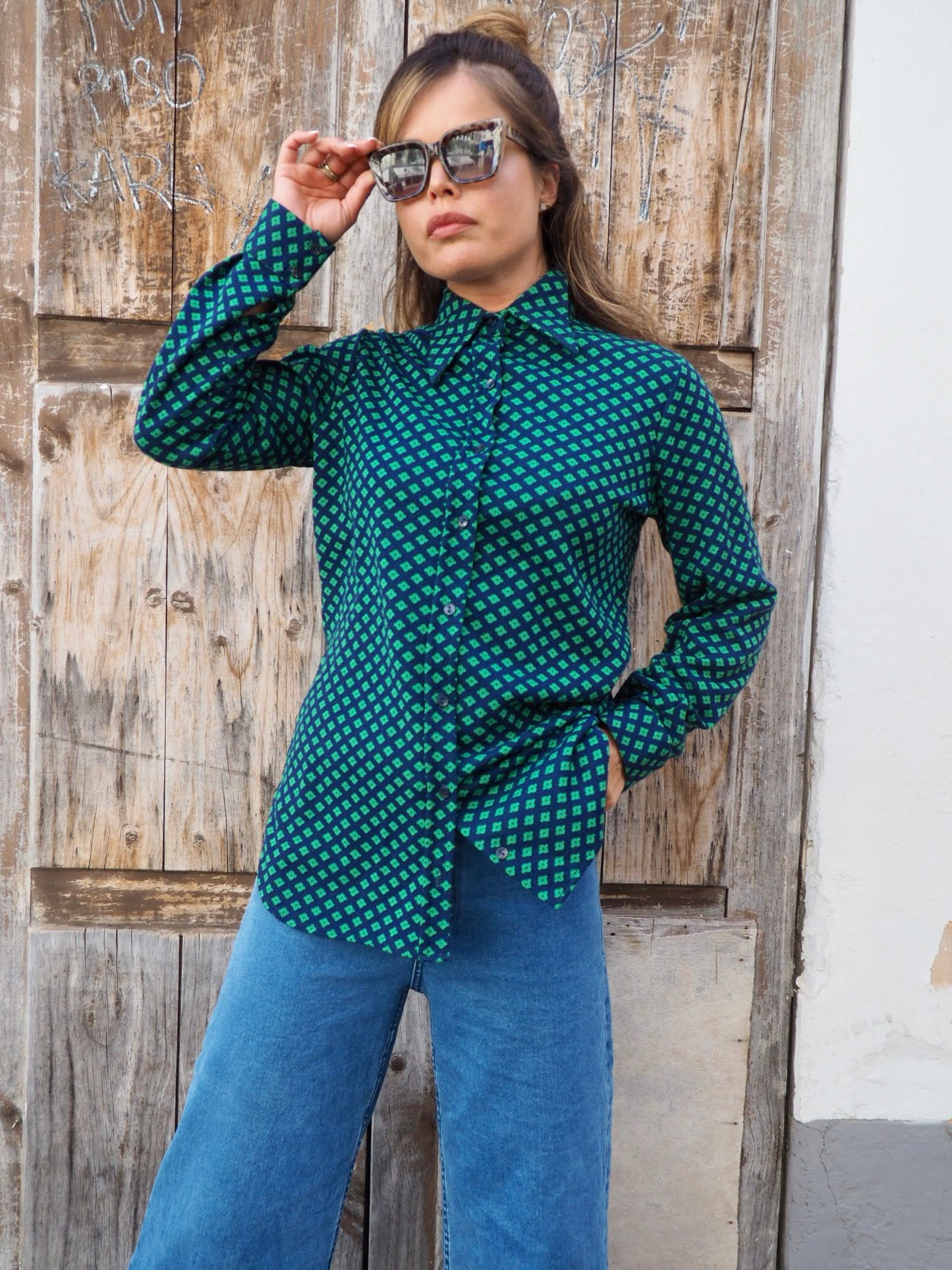 Original vintage 70’s cool printed knitted shirt with large collar in blue and green simple geometric design