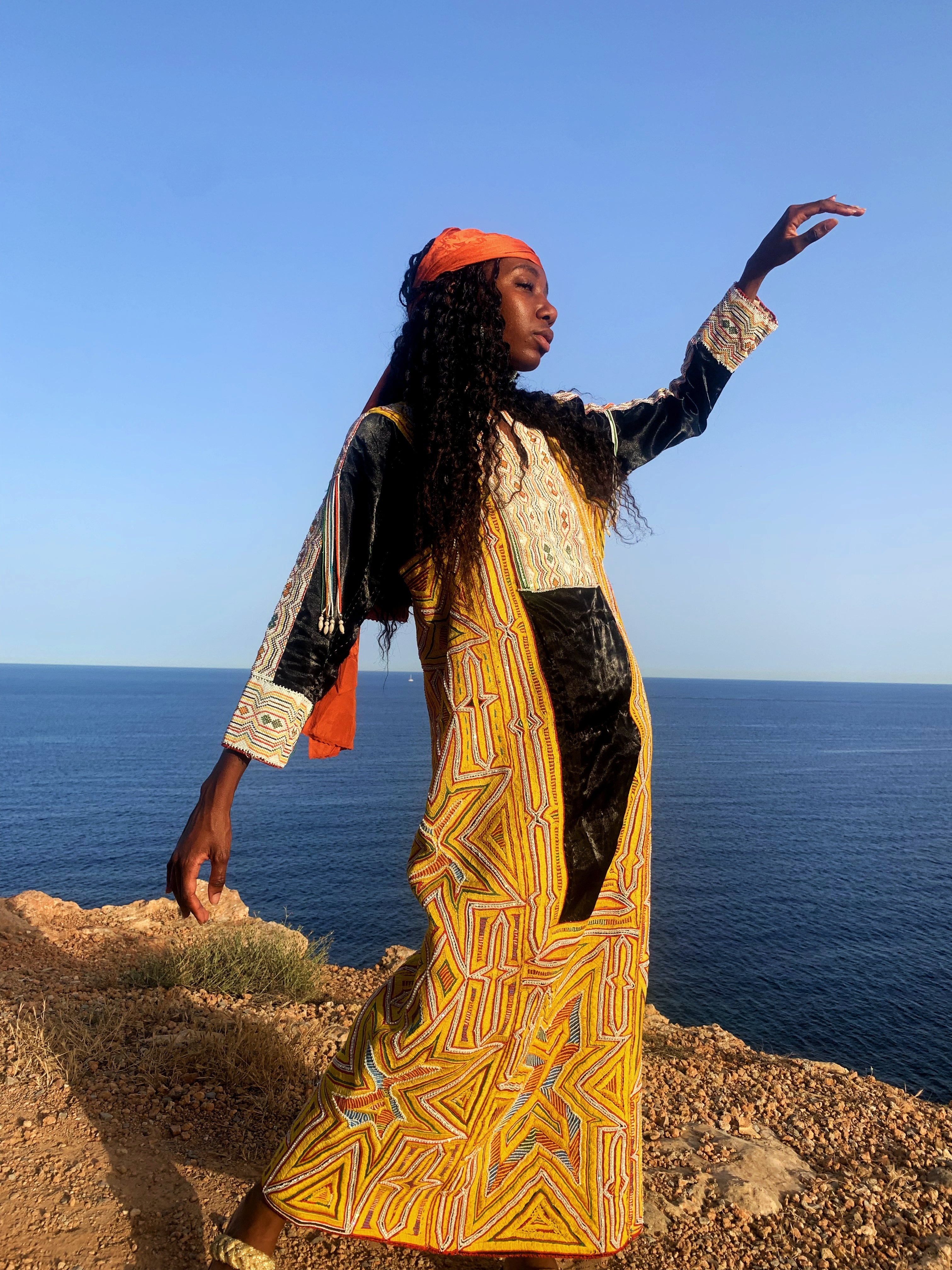 INCREDIBLE HAND BEADED DRESS FROM 1970 s SAUDI TRADITIONAL DRESS